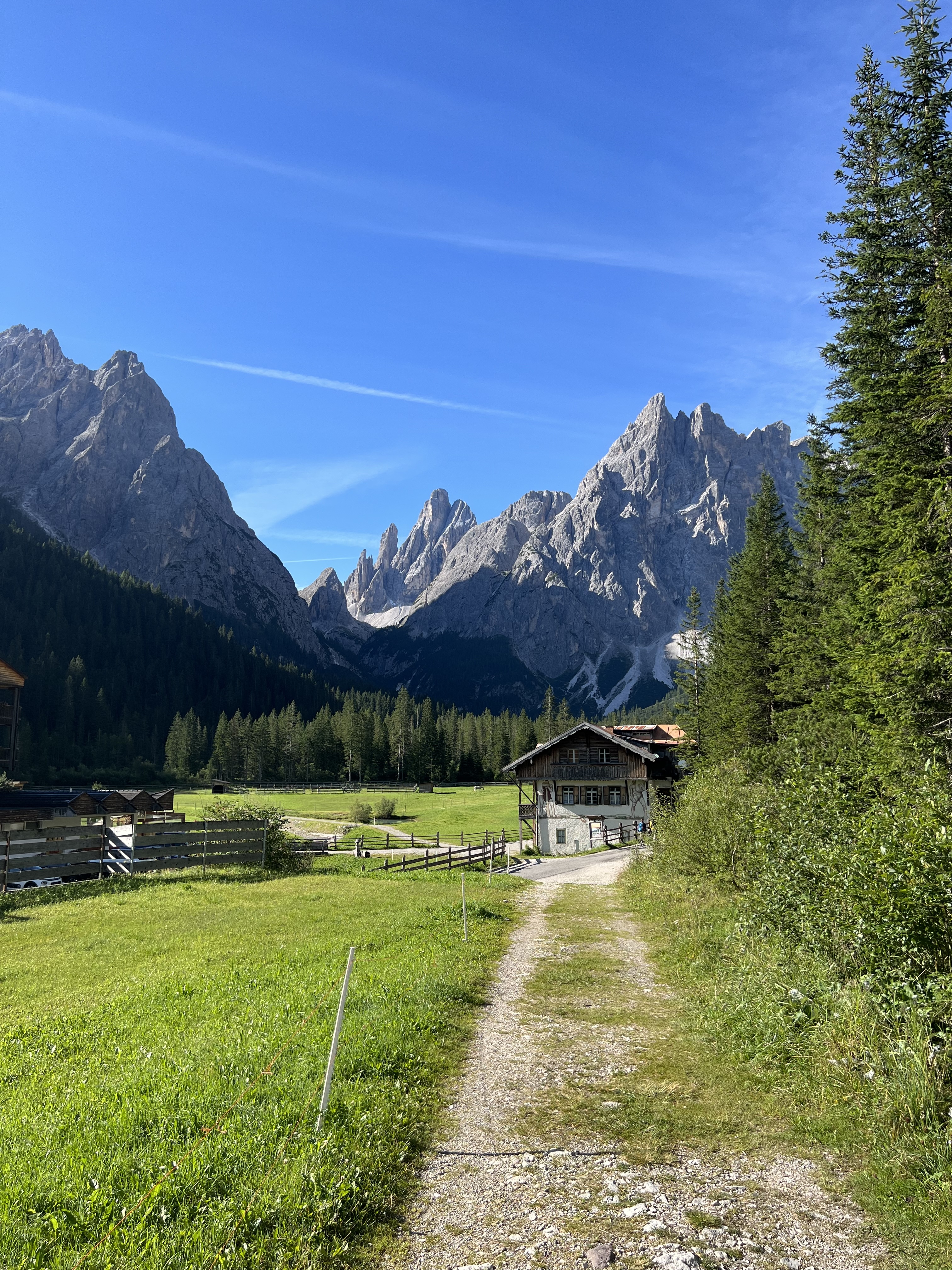 Wanderung durch die Berge, Hütte am Ende des Weges