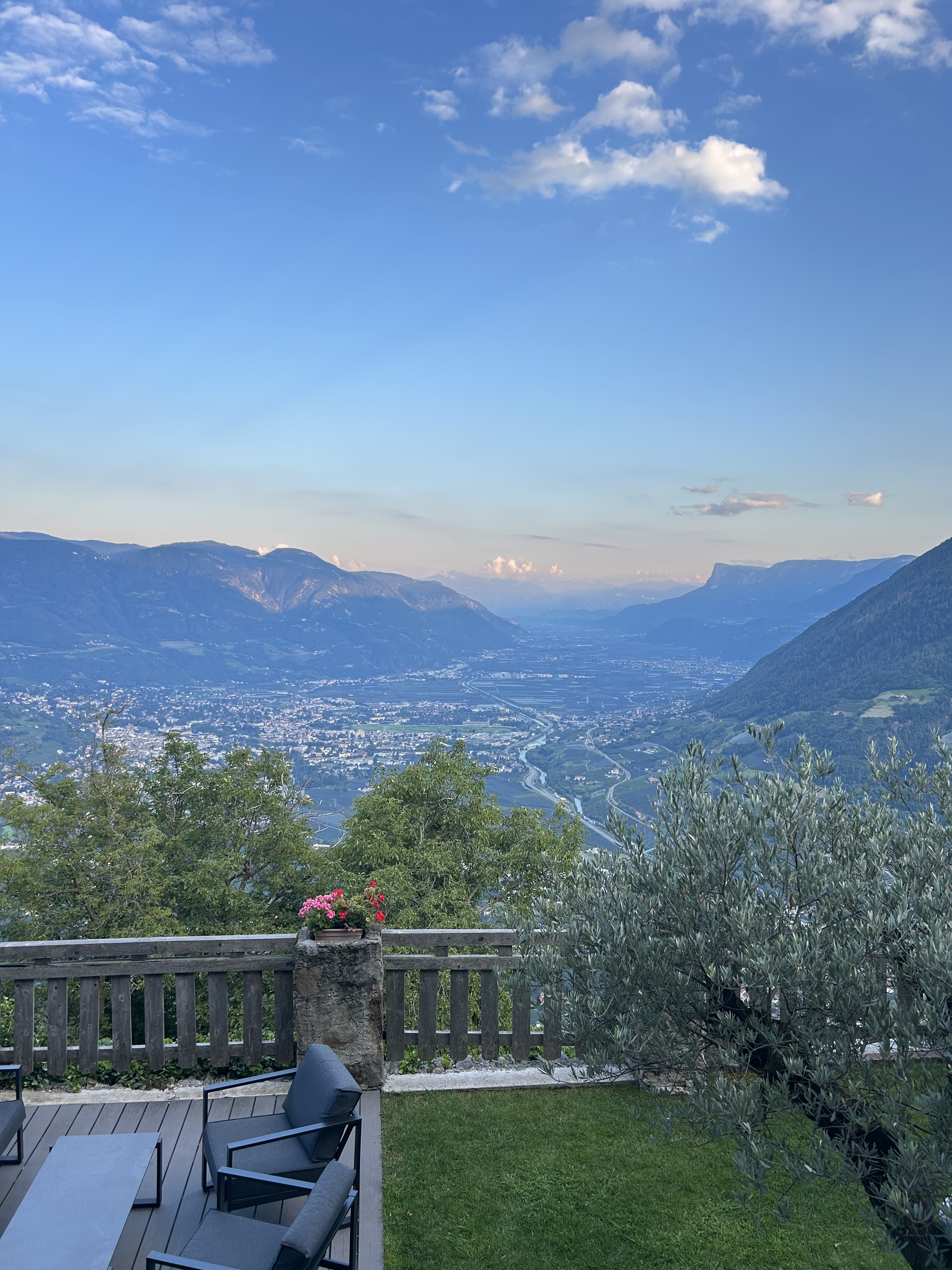Blick von der Terrasse aufs Tal
