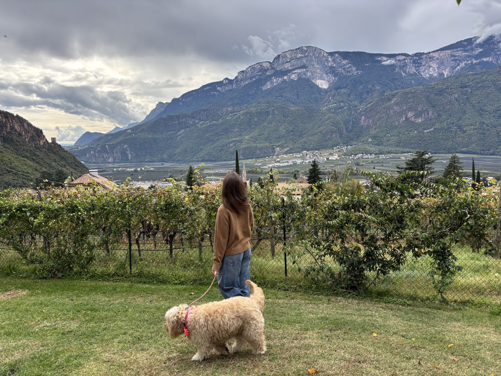 Aussicht vom Garten auf die Berglandschaft in Südtirol