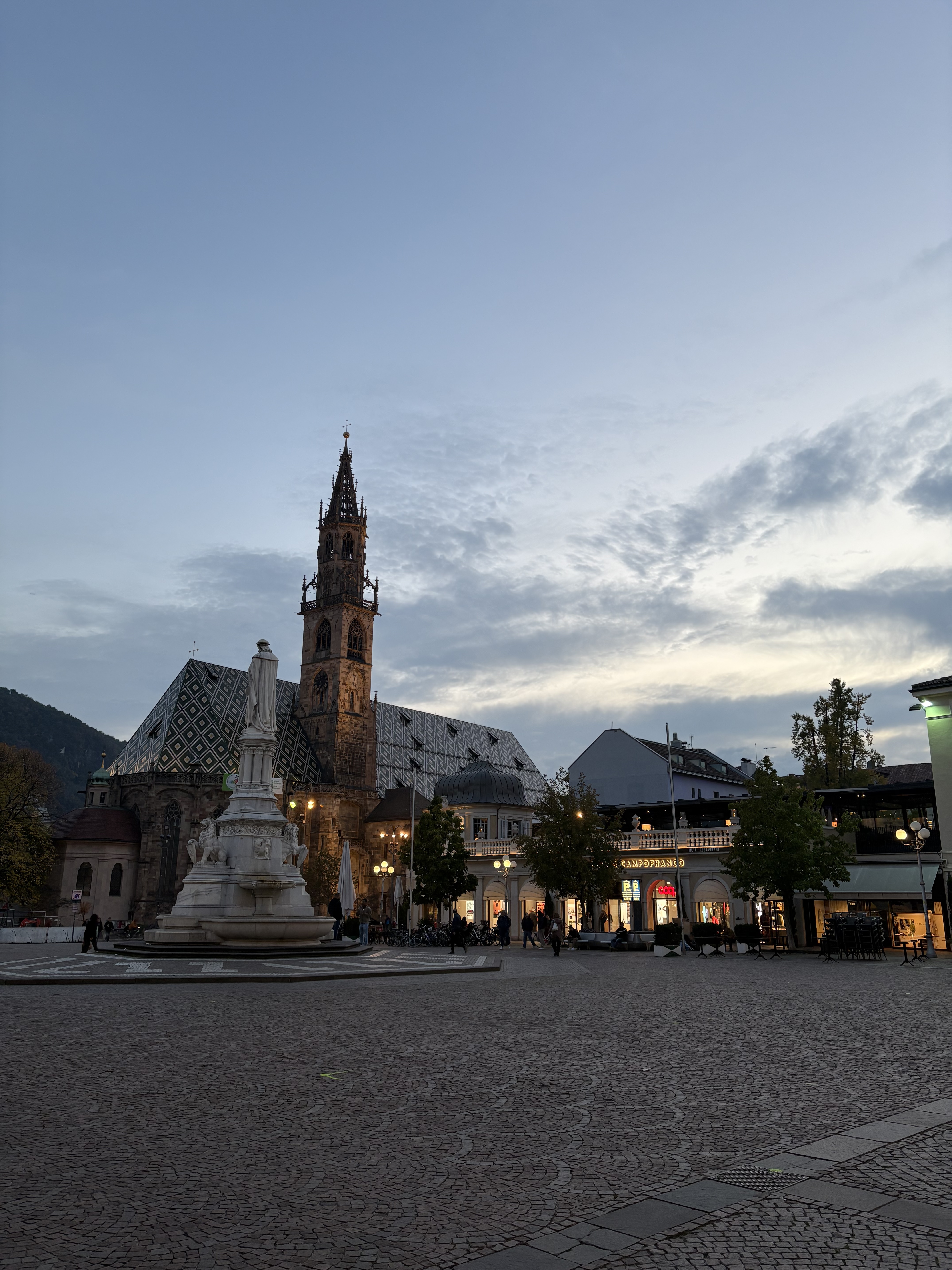 Stadt im Sonnenuntergang